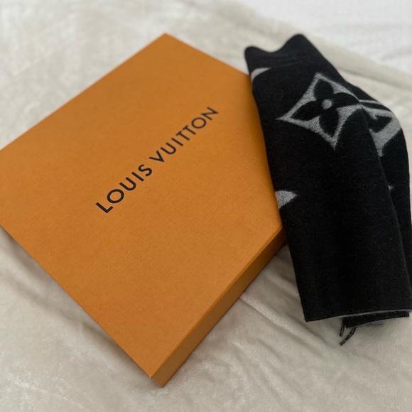 Louis Vuitton Reykjavik Scarf - Picture 2 of 9